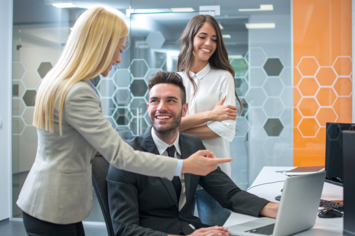 Grupo de trabajadores planificando estrategias en punto de venta