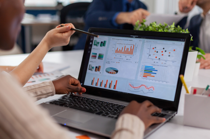 Trabajador haciendo el análisis de Share of Shelf Trabajador haciendo el análisis de Share of Shelf