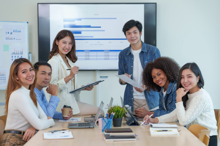 Equipo de marketing analizando la ejecución en punto de venta