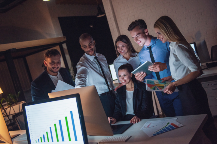 Grupo de personas investigando sobre la inteligencia de negocios