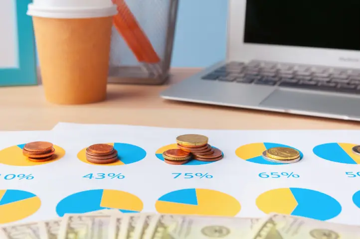 Imagen de una mesa de madera con gráficos para realizar una estrategia de precios