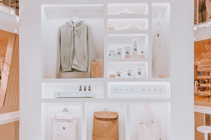 Primer plano de una exhibición de productos