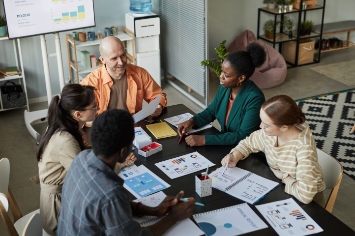 Equipo de marketing investigando sobre estrategia de precios