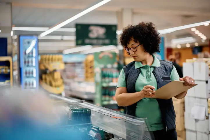 Promotora investigando si no hay una rotura de stock
