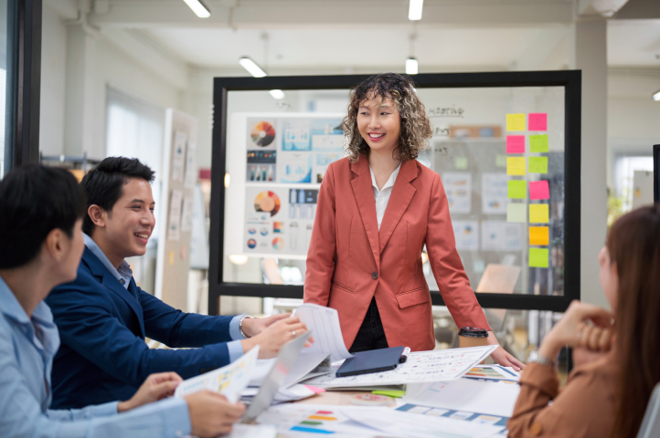 Equipo de trabajo analizando su control de ventas