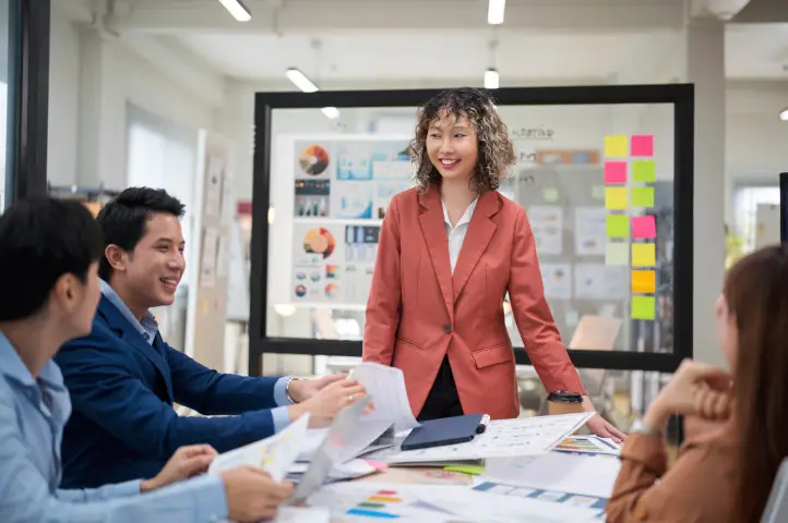 Equipo de trabajo analizando su control de ventas