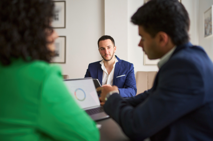 Promotor explicando sobre que consiste el retail execution