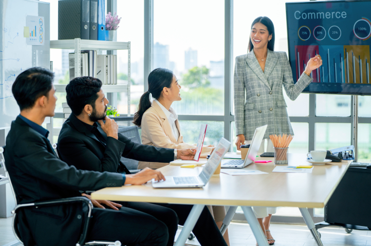 Equipo de ventas viendo como el sell out es un indicador clave para entender la demanda real del mercado