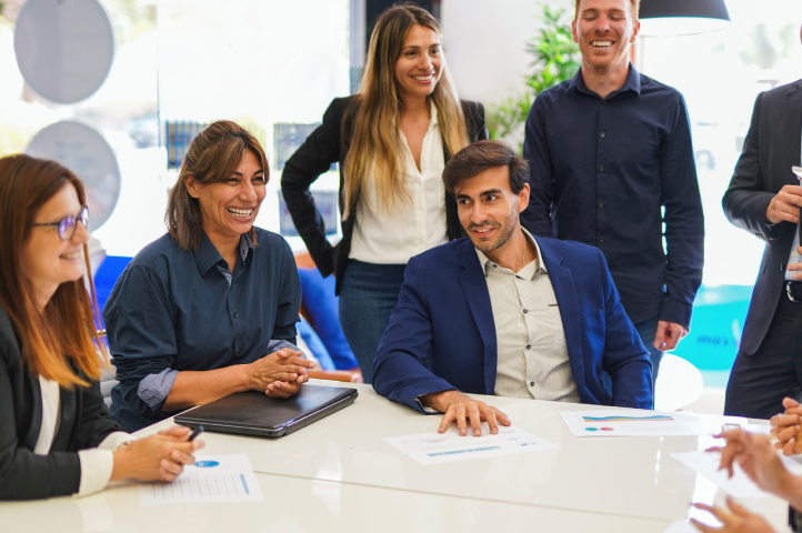 Grupo de trabajadores alineándose de como realizar una gestión de inventarios