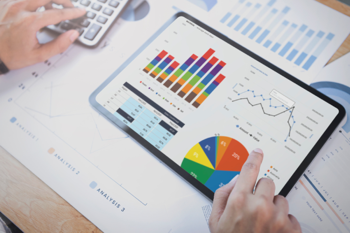 Vista desde arriba de una persona creando una estrategia de sell out