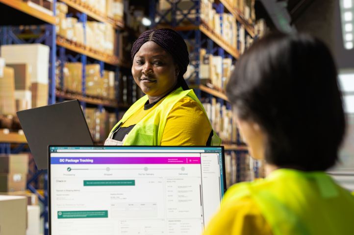 Ilustración de una persona de color mira a una trabajadora que está viendo los kpi's de la gestión de inventarios