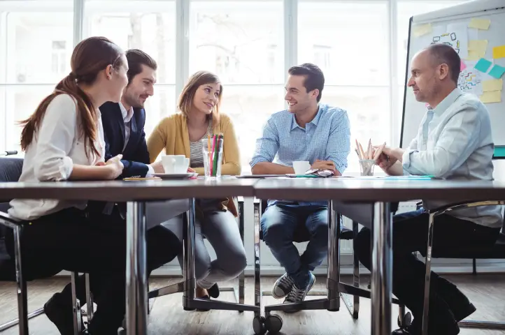 Equipo de promotores analizando la ejecución en punto de venta
