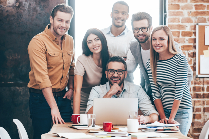 Equipo de marketing hablando sobre las marcas propias