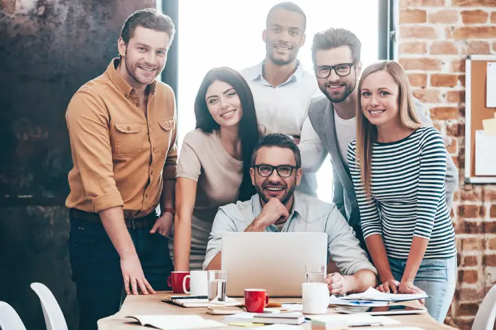 Equipo de marketing hablando sobre las marcas propias
