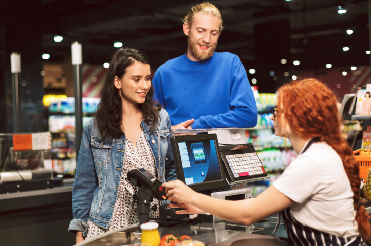 Dos clientes comprando en Punto de Venta