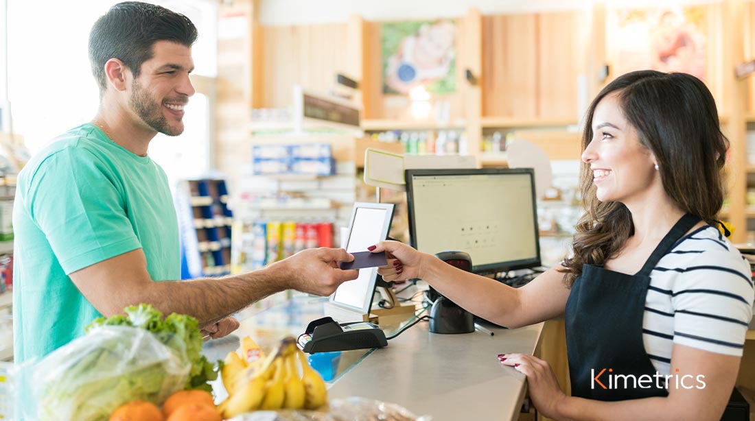 Promotor analizando el anaquel para reducir la fricción en la decisión de compra del shopper en retail | Kimetrics